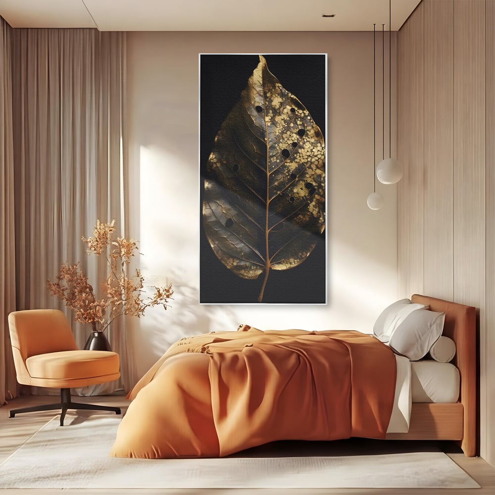 Tablou canvas cu tablou canvas cu frunza aurie pe fundal negru, in rama de aluminiu argintiu, pe perete intr-un dormitor